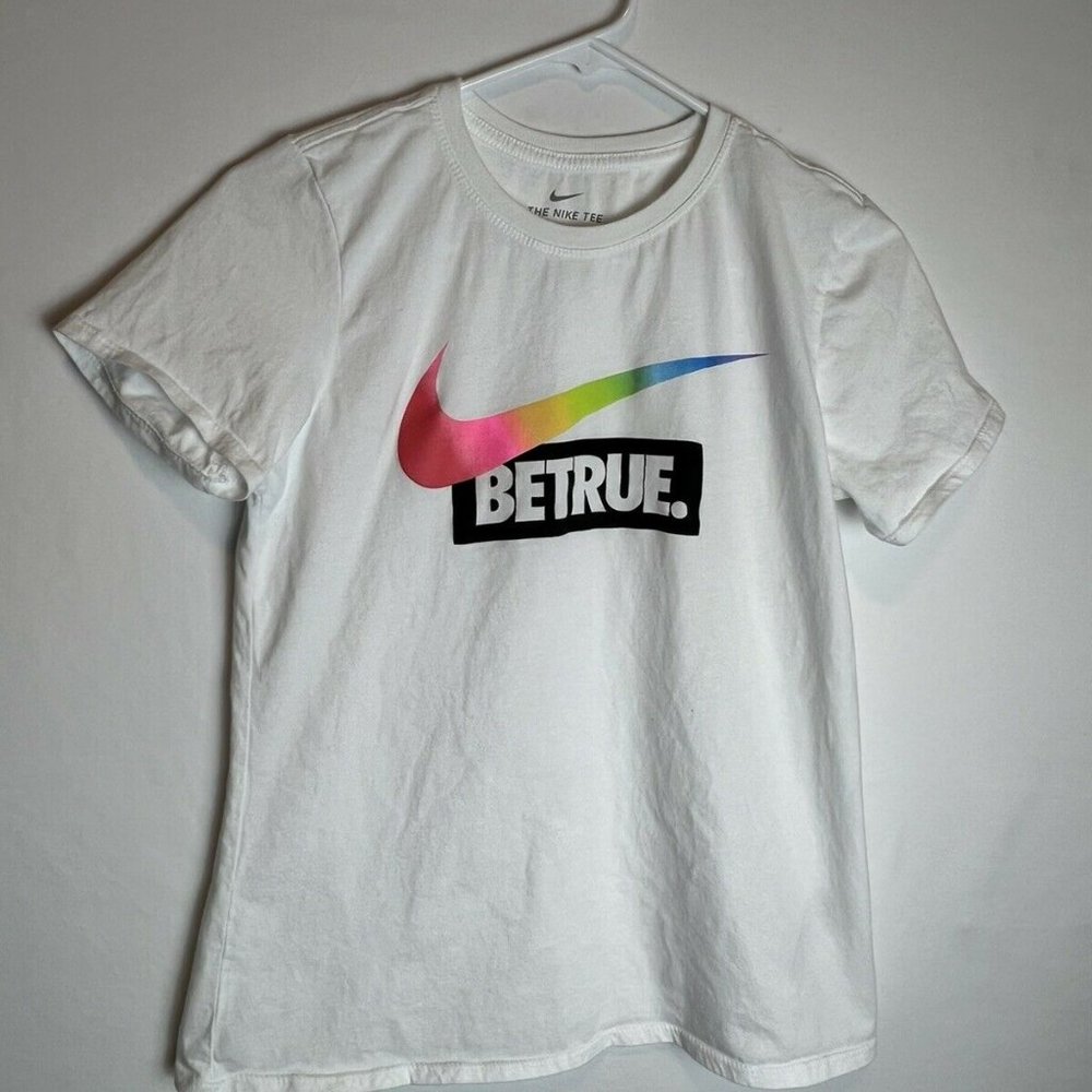 Nike Dri Fit Be True Medium T Shirt LGBTQ Pride Flag Rainbow Swoosh Athletic Fit